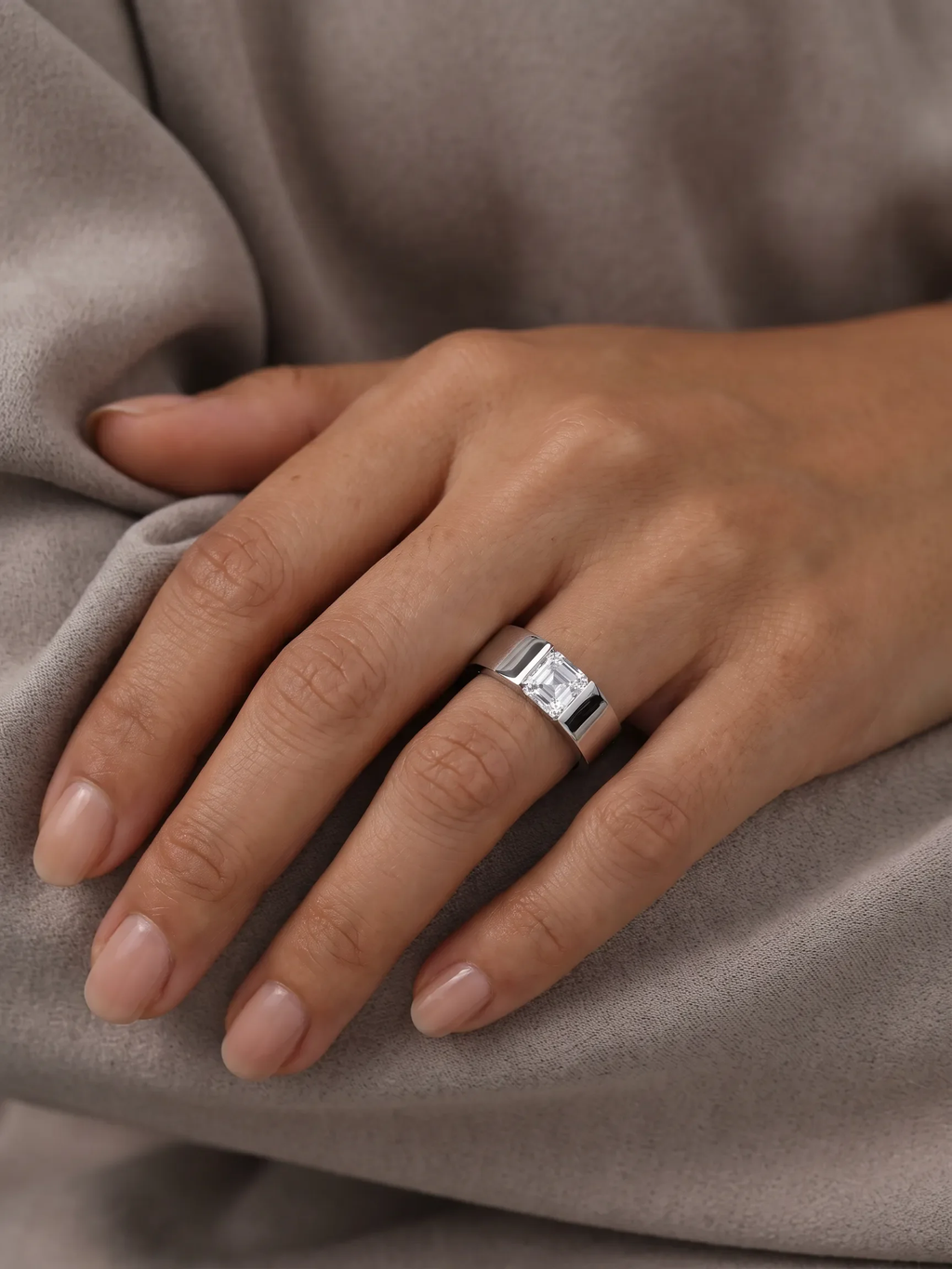 Anel de noivado diamante asscher 1,38ct aro largo visto na mão — 1999