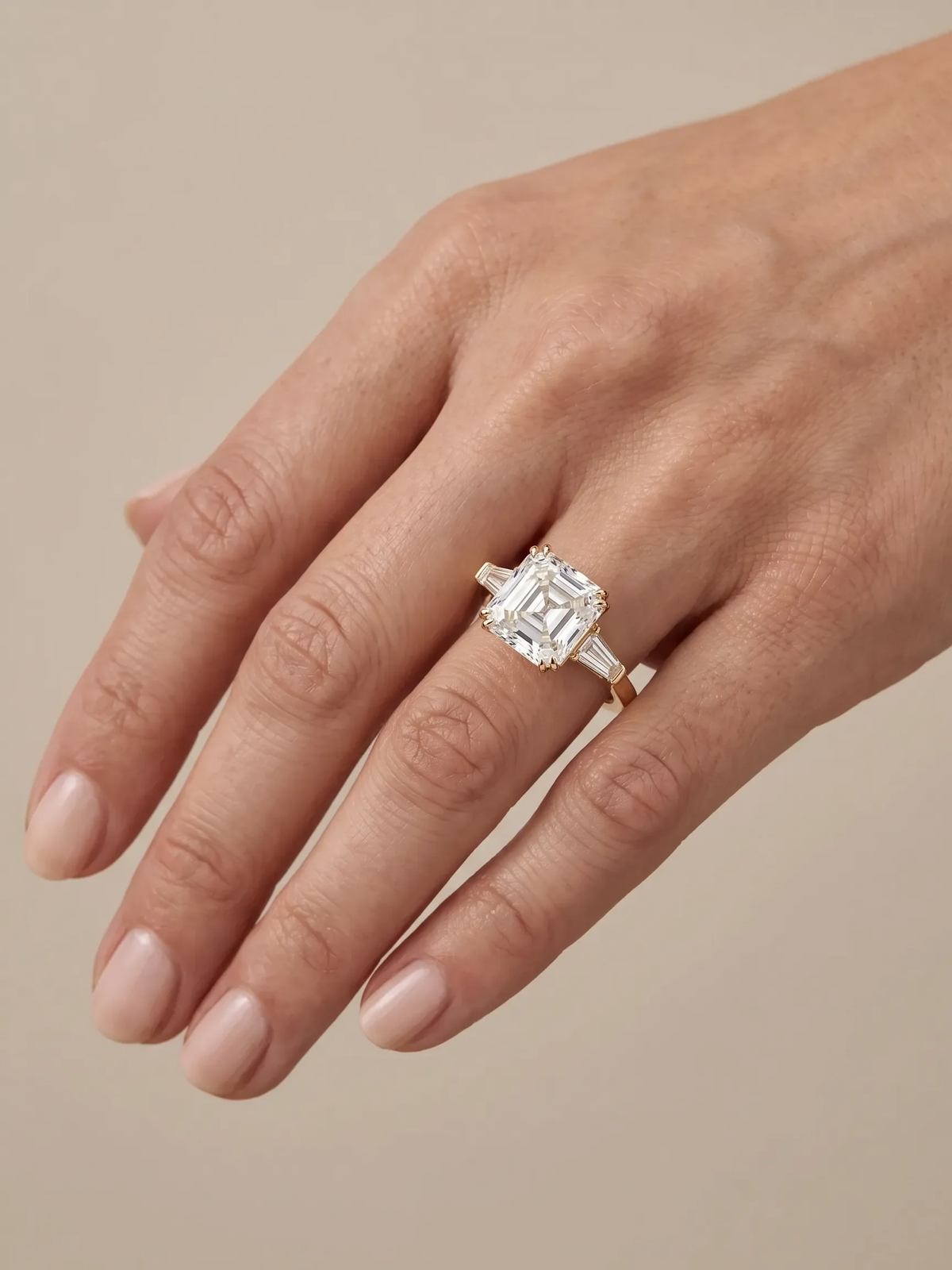 Anel de noivado diamante asscher 3,5ct trilogia baguete em ouro visto na mão — 1999