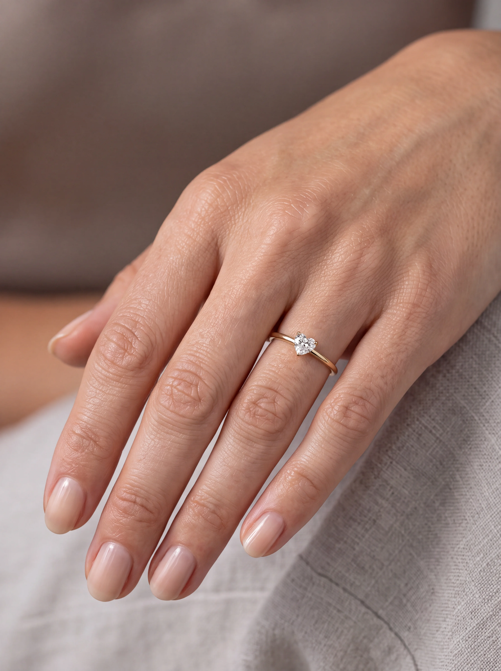 Anel de noivado diamante coração 0,25ct solitário delicado visto na mão — 1999