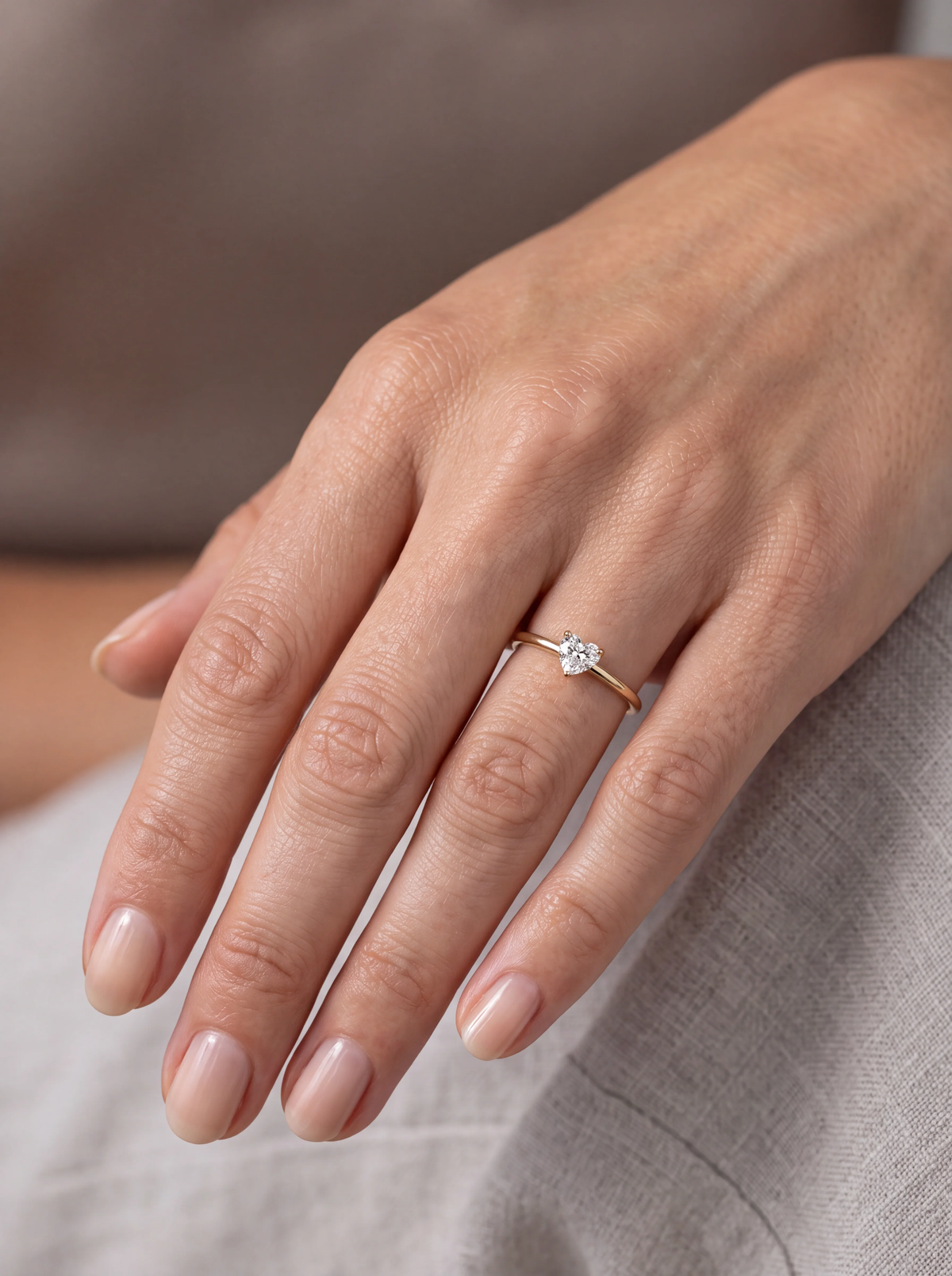 Anel de noivado diamante coração 0,25ct solitário delicado visto na mão — 1999