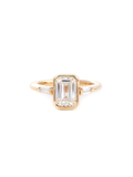Anel de noivado de diamante cultivado lapidação esmeralda 1,5ct três pedras com trapézios em ouro 14k — 1999