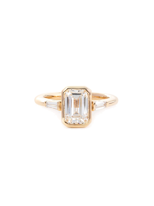 Anel de noivado de diamante cultivado lapidação esmeralda 1,5ct três pedras com trapézios em ouro 14k — 1999