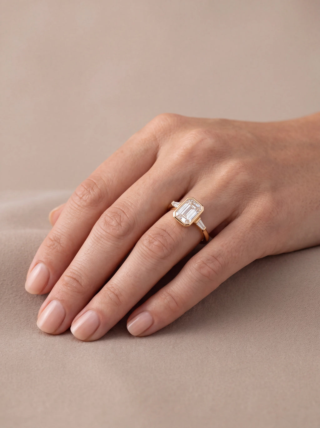 Anel de noivado diamante esmeralda 1,5ct três pedras trapézio visto na mão — 1999