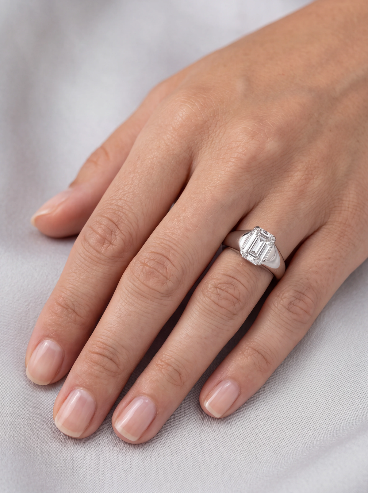 Anel de noivado diamante esmeralda 1ct meio aro visto na mão — 1999