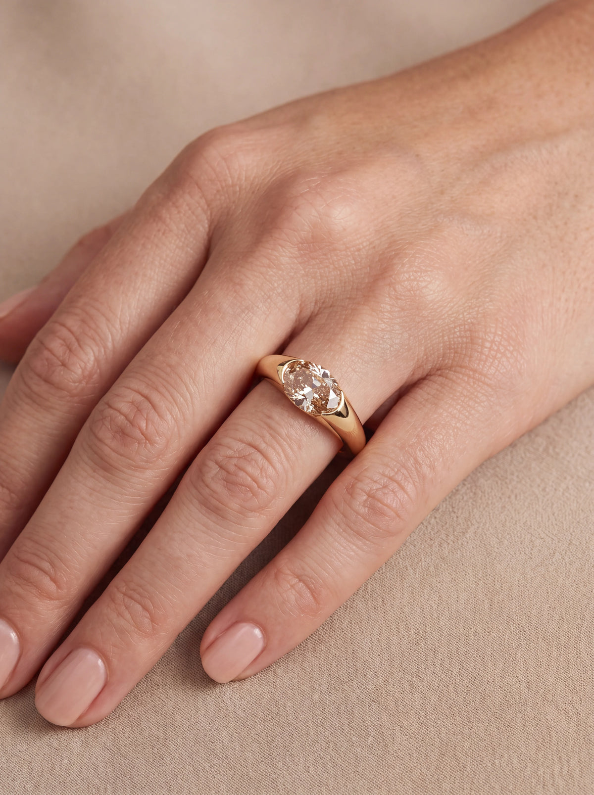 Anel de noivado diamante oval champagne 1,5ct solitário visto na mão — 1999