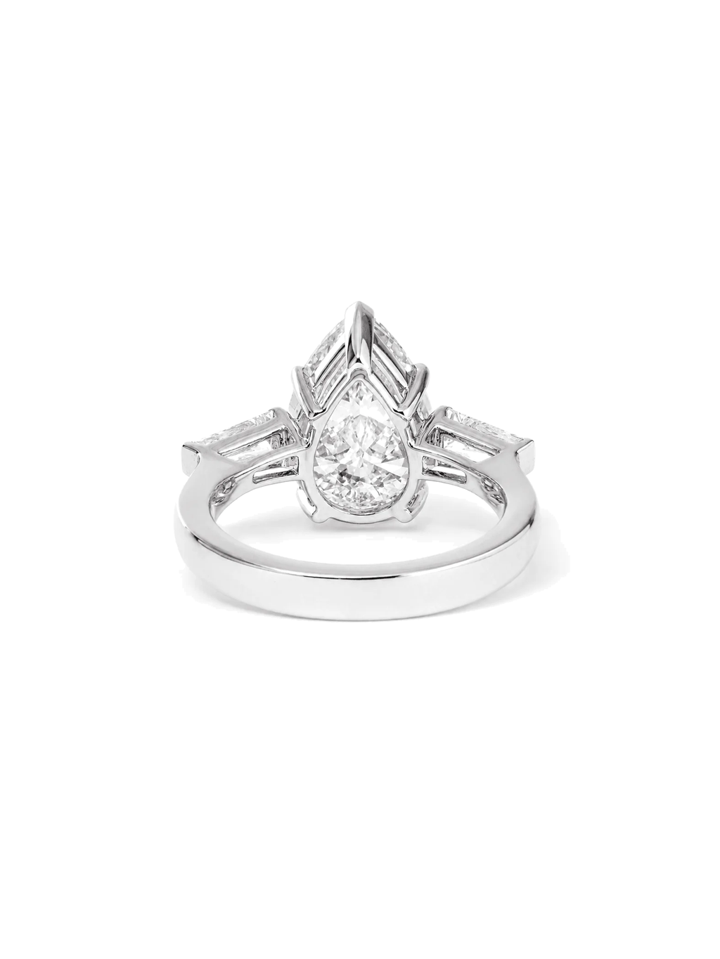 Detalhe do anel de noivado diamante pera 4ct com baguetes laterais — 1999