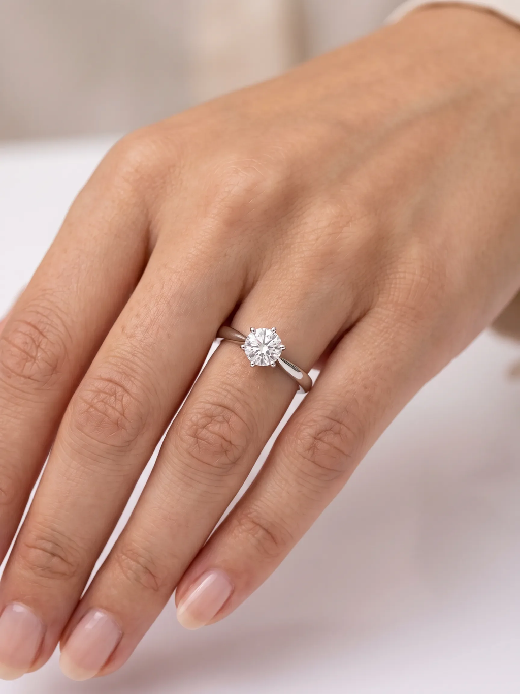 Anel de noivado solitário diamante redondo cultivado na mão