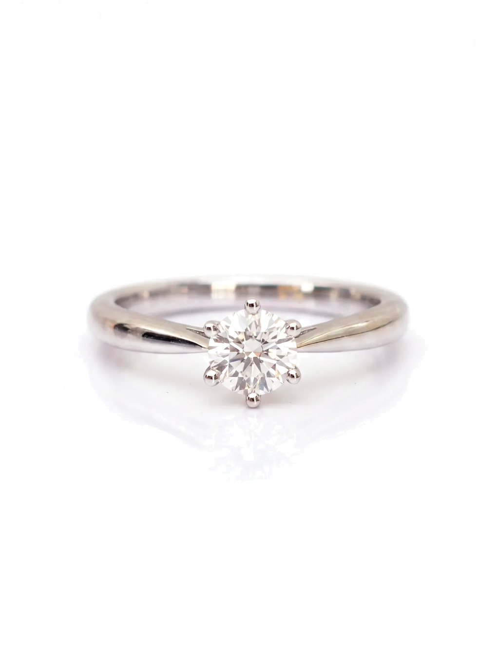 Anel de noivado solitário diamante redondo cultivado — fundo branco