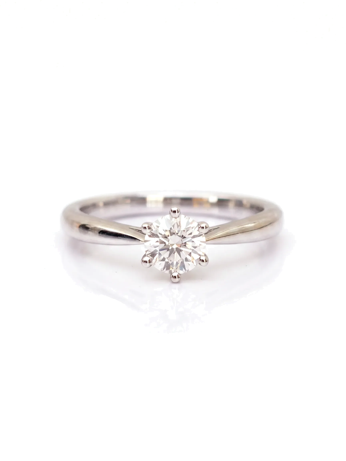Anel de noivado solitário diamante redondo cultivado — fundo branco