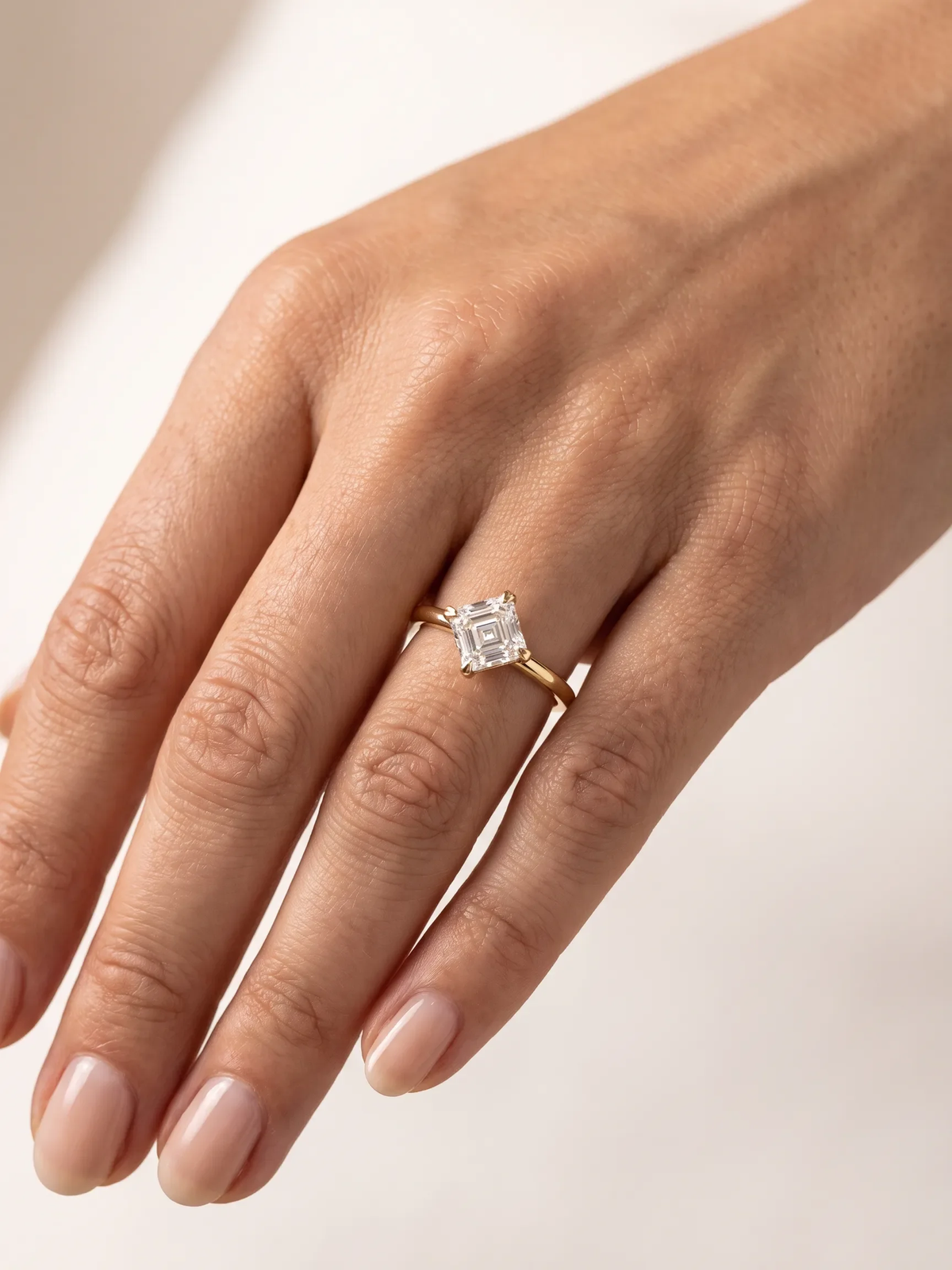 Anel de noivado solitário diamante asscher cultivado na mão