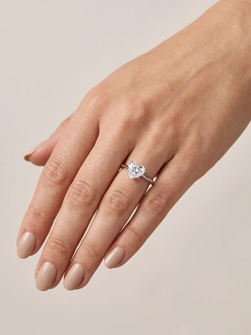 Anel de noivado solitário diamante coração cultivado na mão