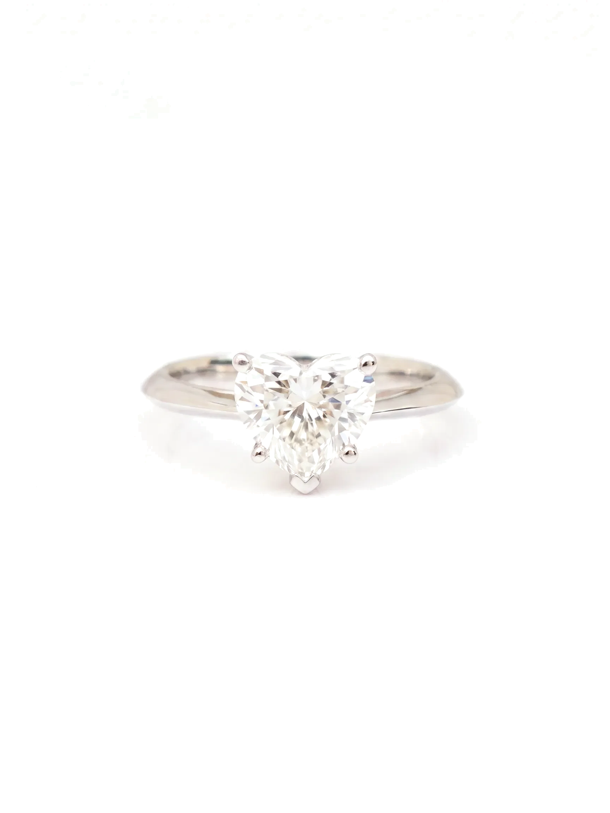 Anel de noivado solitário diamante coração cultivado — fundo branco