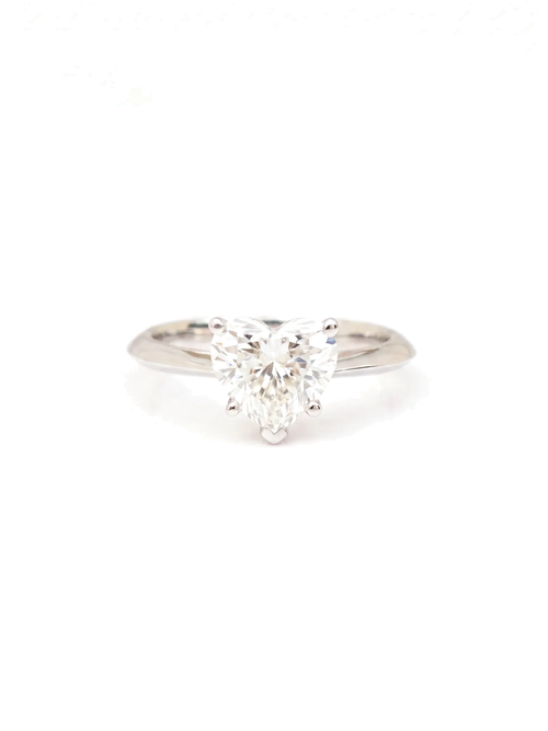 Anel de noivado solitário diamante coração cultivado — fundo branco