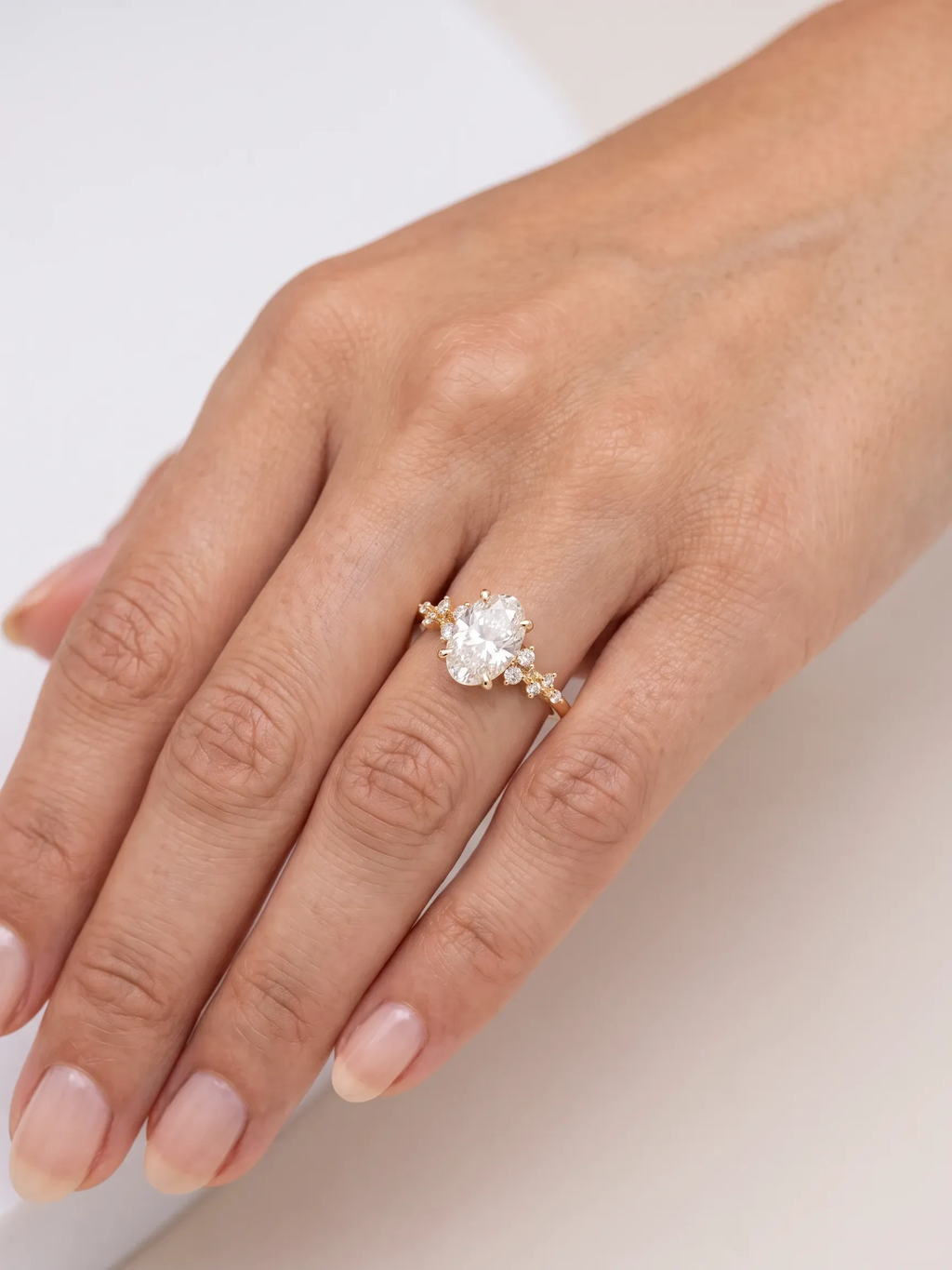Anel de noivado diamante cultivado Enlace na mão