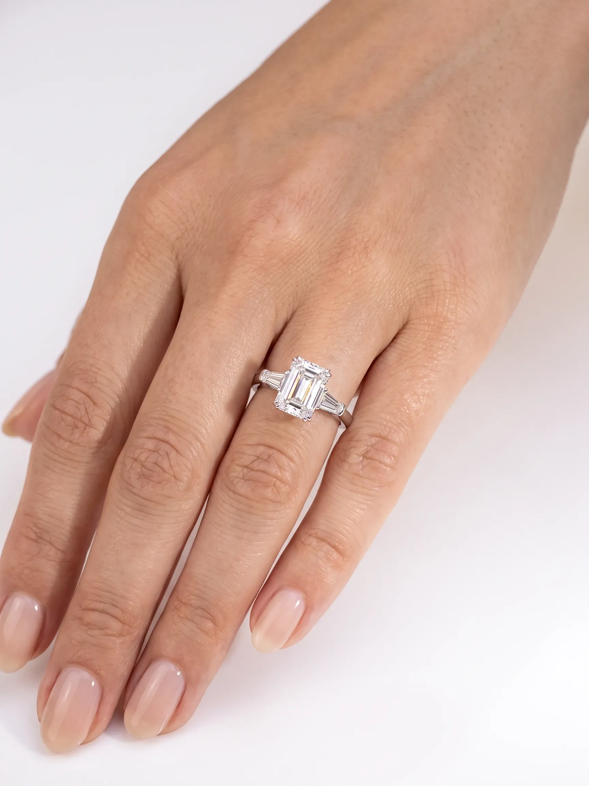 Anel de noivado trilogia diamante esmeralda cultivado na mão