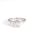 Anel de noivado trilogia diamante esmeralda cultivado — fundo branco