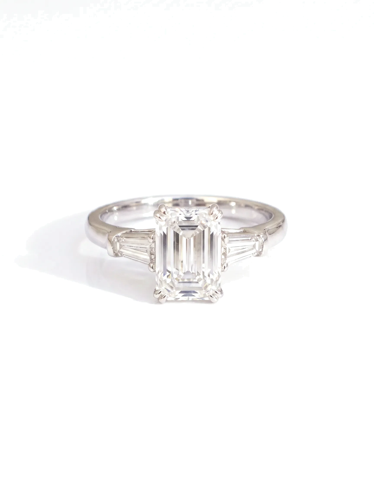 Anel de noivado trilogia diamante esmeralda cultivado — fundo branco