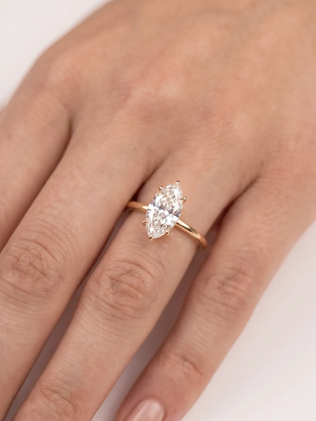 Anel de noivado solitário diamante marquise navete cultivado na mão