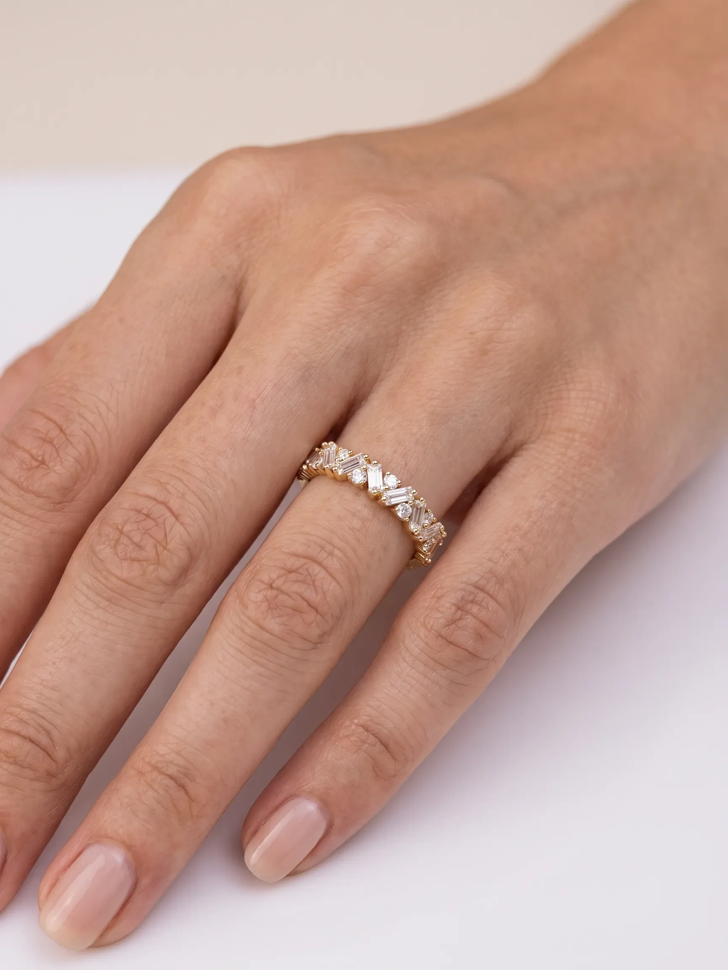 Meia aliança cravejada ouro 14K amarelo diamante cultivado na mão