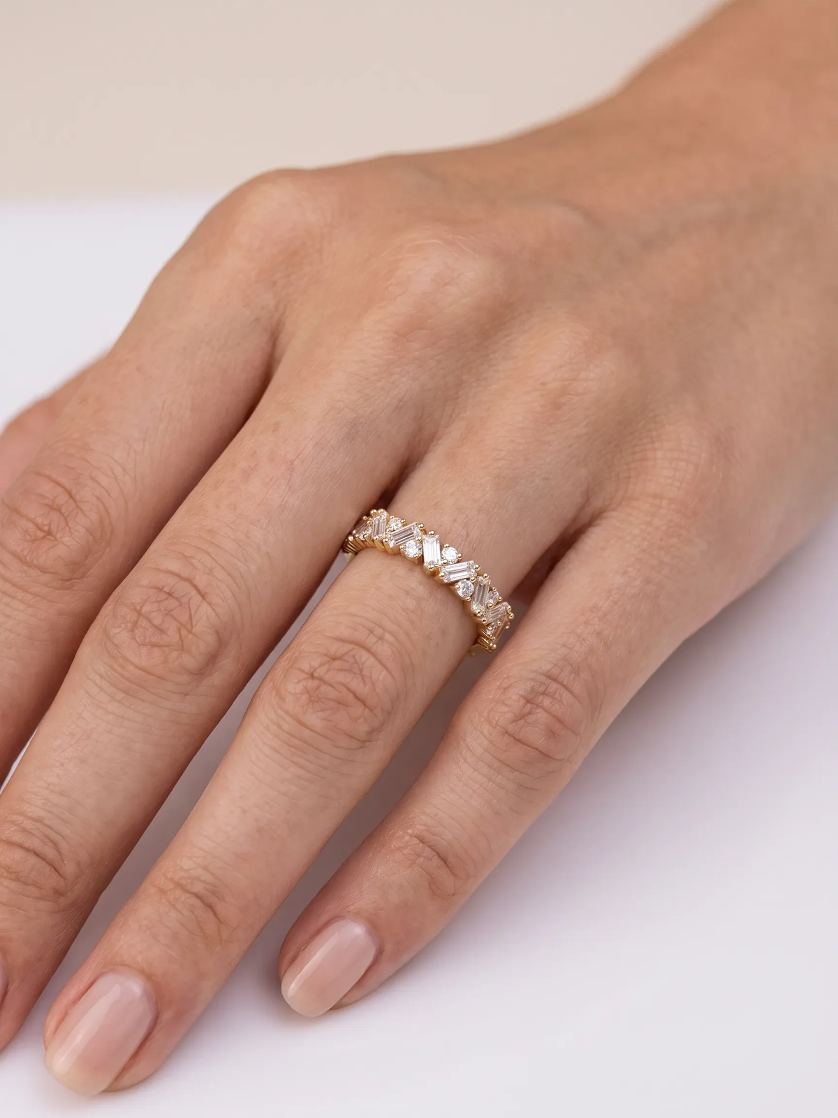 Meia aliança cravejada ouro 14K amarelo diamante cultivado na mão