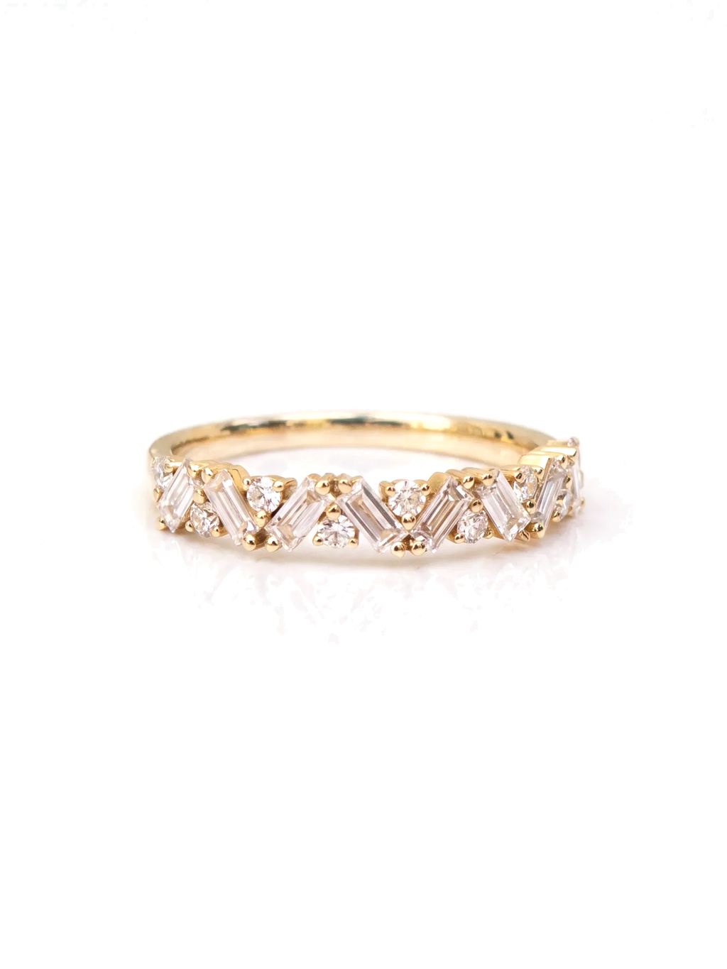 Meia aliança cravejada ouro 14K amarelo diamante cultivado — fundo branco