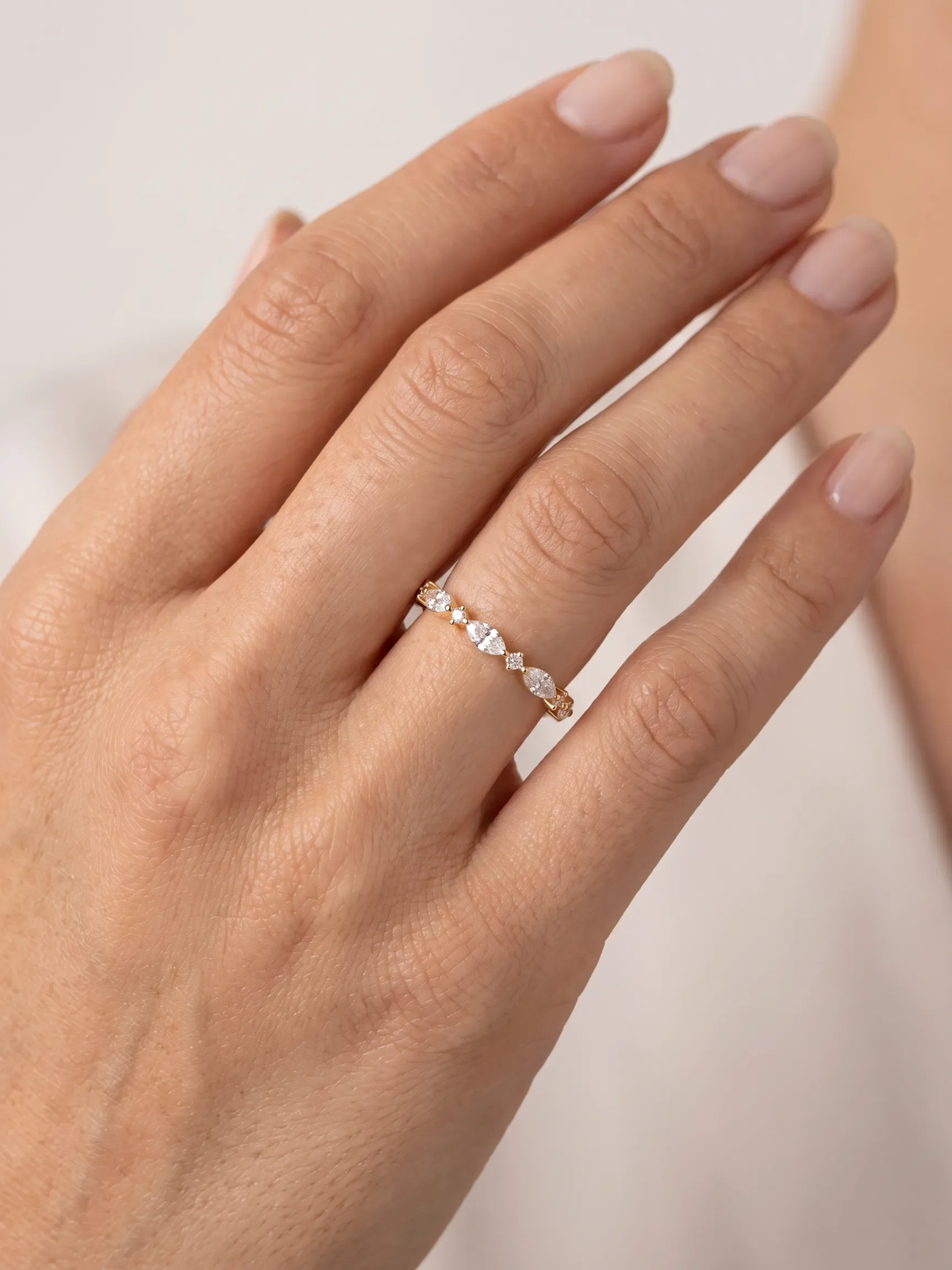 Meia aliança cravejada ouro 18K amarelo diamante cultivado na mão