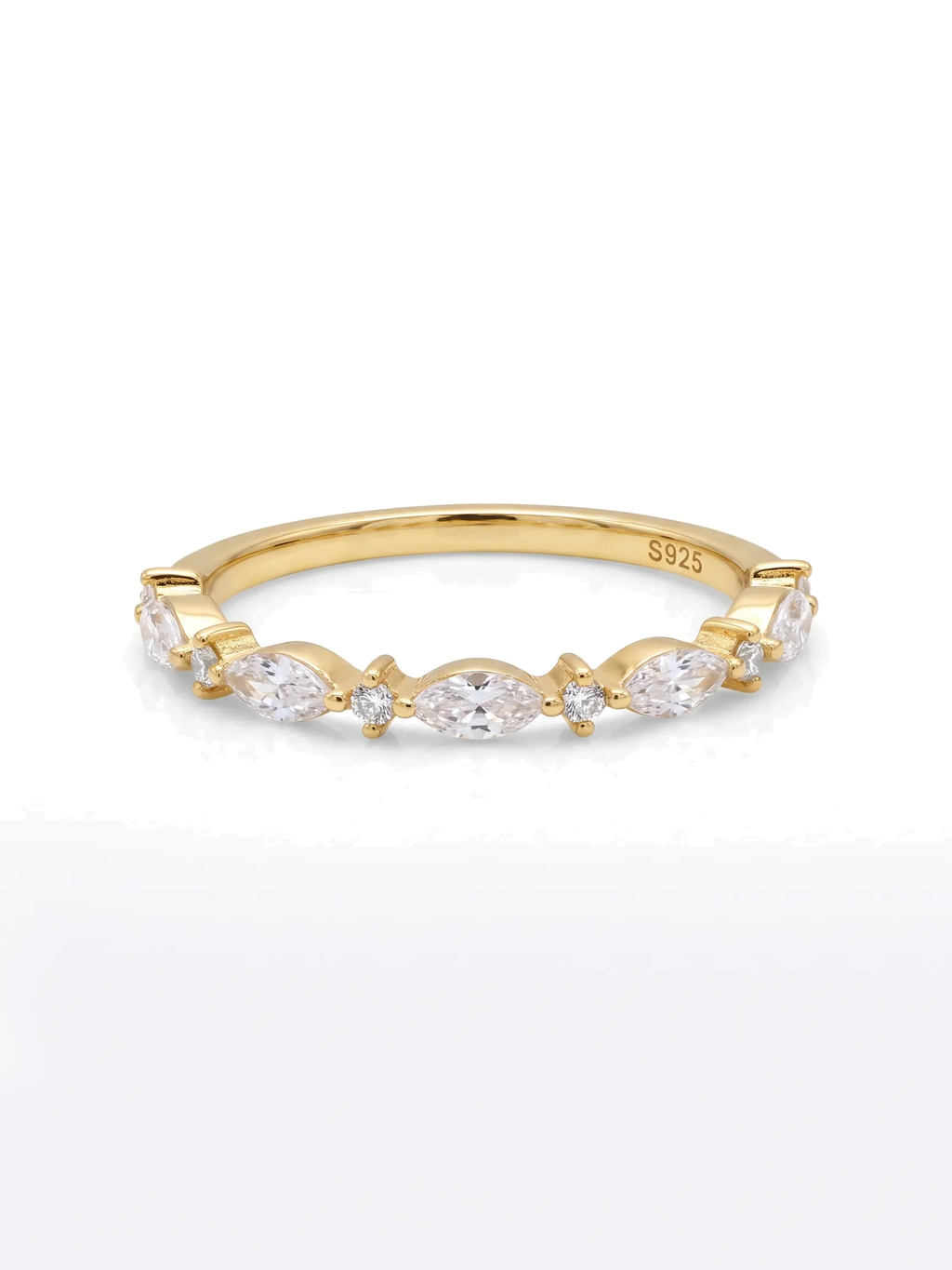 Meia aliança cravejada ouro 18K amarelo diamante cultivado — fundo branco