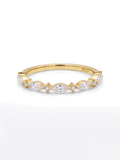 Meia aliança cravejada ouro 18K amarelo diamante cultivado — fundo branco