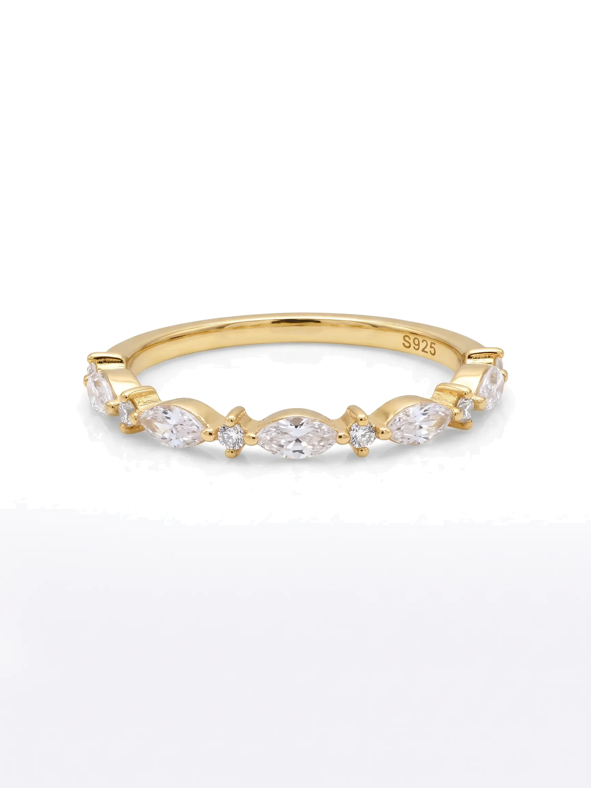 Meia aliança cravejada ouro 18K amarelo diamante cultivado — fundo branco