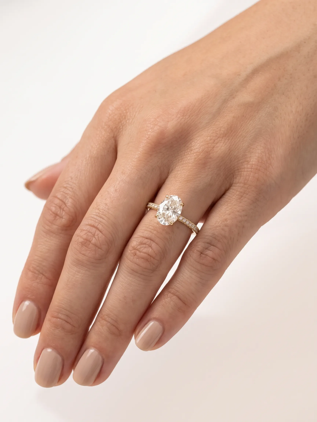 Anel de noivado diamante oval aro cravejado cultivado na mão