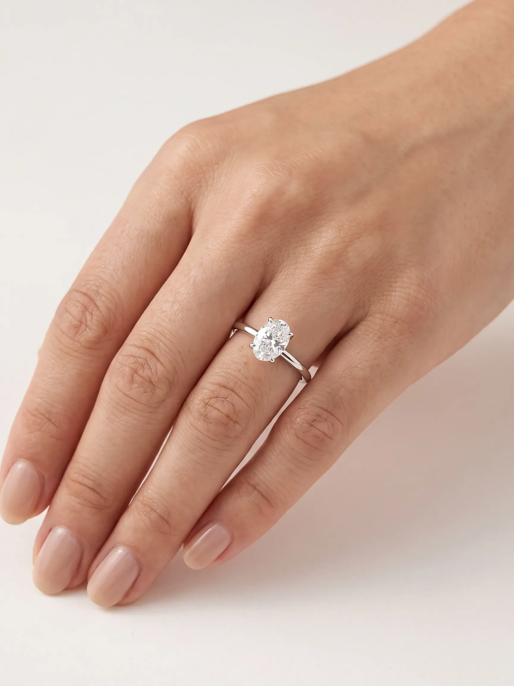 Anel de noivado solitário diamante oval cultivado na mão