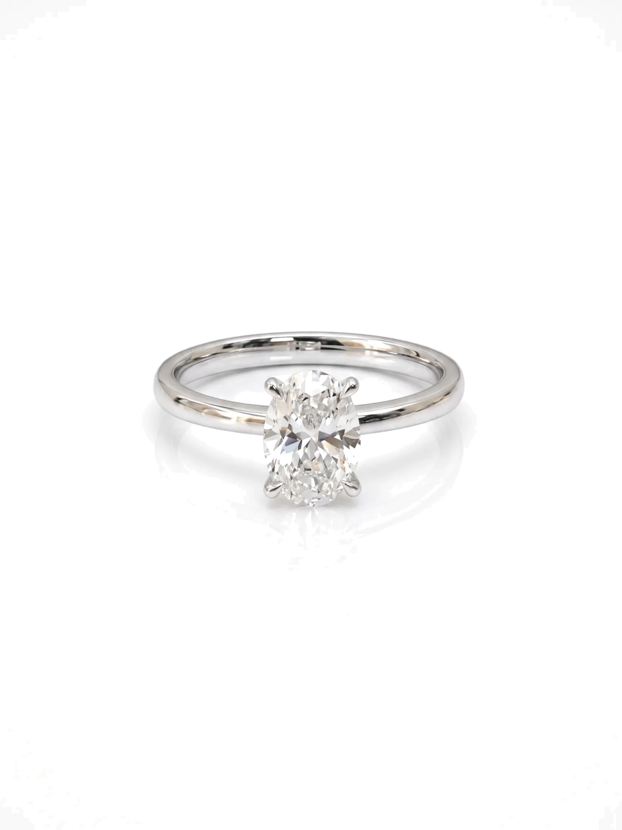 Anel de noivado solitário diamante oval cultivado — fundo branco