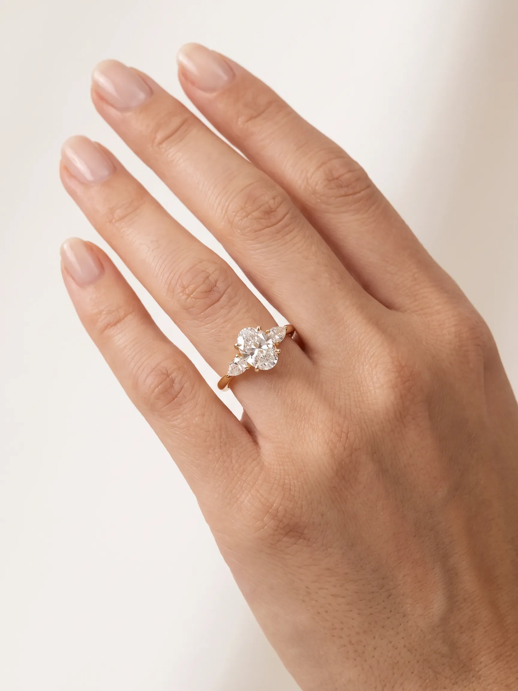 Anel de noivado diamante oval três pedras cultivado na mão
