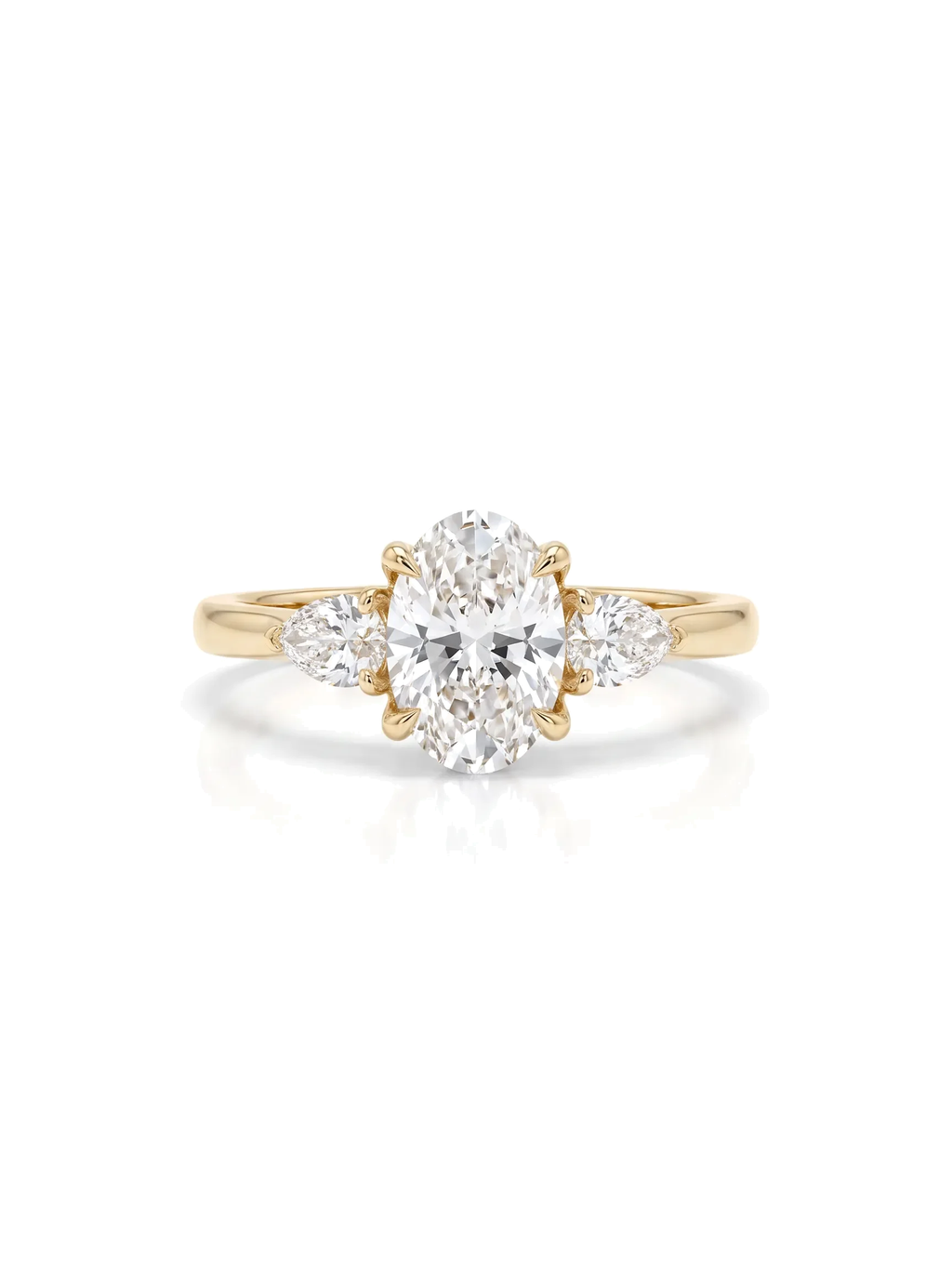 Anel de noivado diamante oval três pedras cultivado — fundo branco