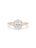 Anel de noivado diamante oval três pedras cultivado — fundo branco