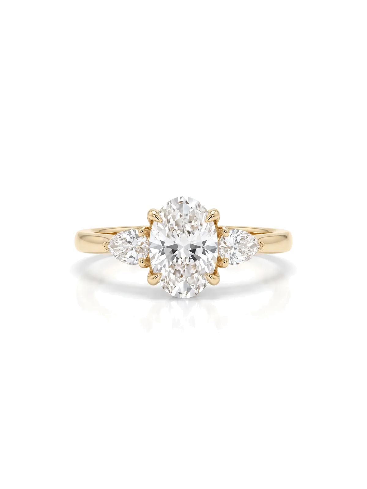 Anel de noivado diamante oval três pedras cultivado — fundo branco