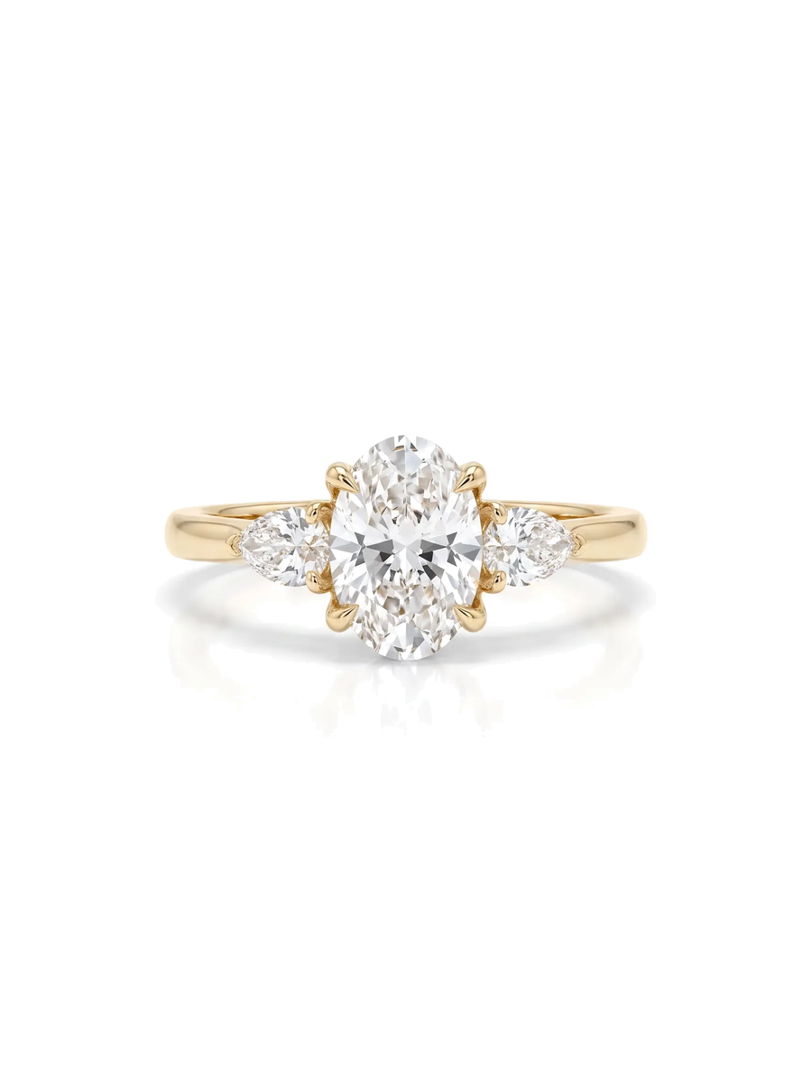 Anel de noivado diamante oval três pedras cultivado — fundo branco