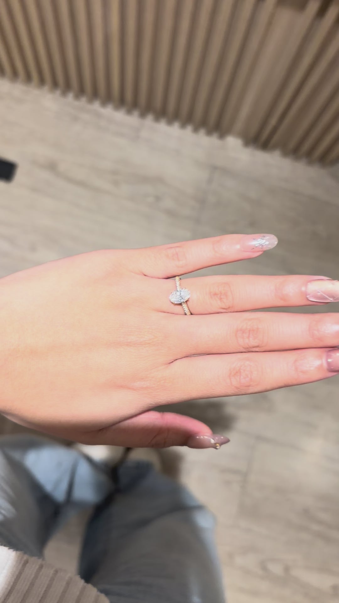 Anel de Noivado Diamante Oval 1CT · Aro Cravejado