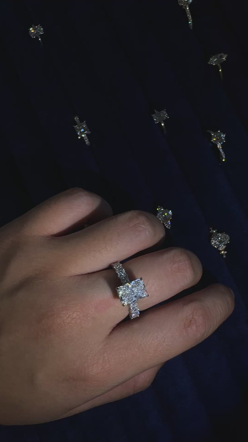 Anel de Noivado Diamante Radiante 2CT · Aro Cravejado