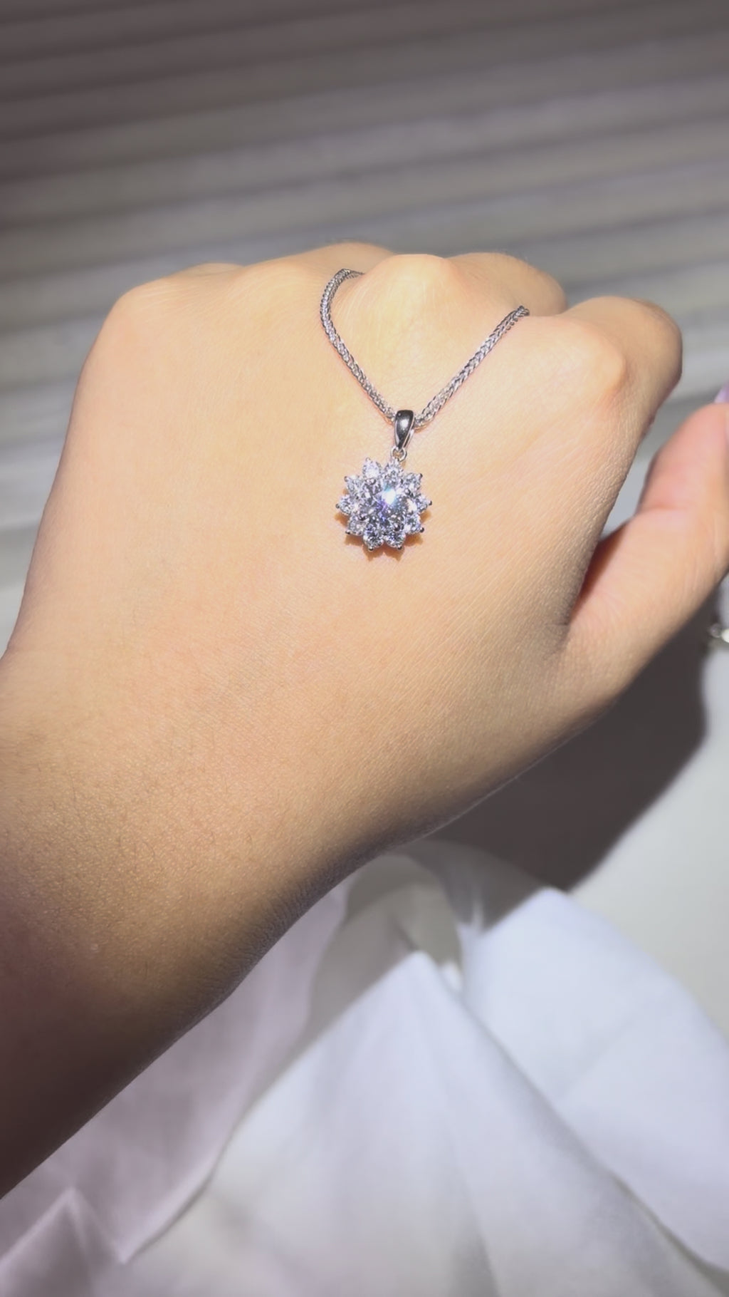 Pingente Flor · Diamante com Halo