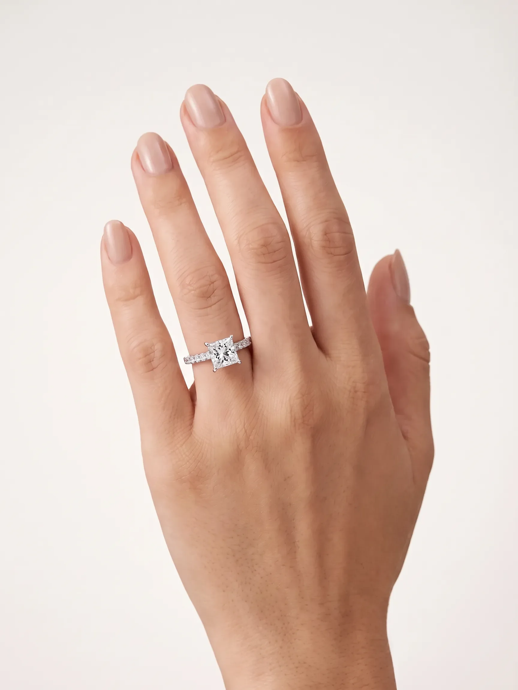 Anel de noivado solitário diamante princesa cultivado na mão