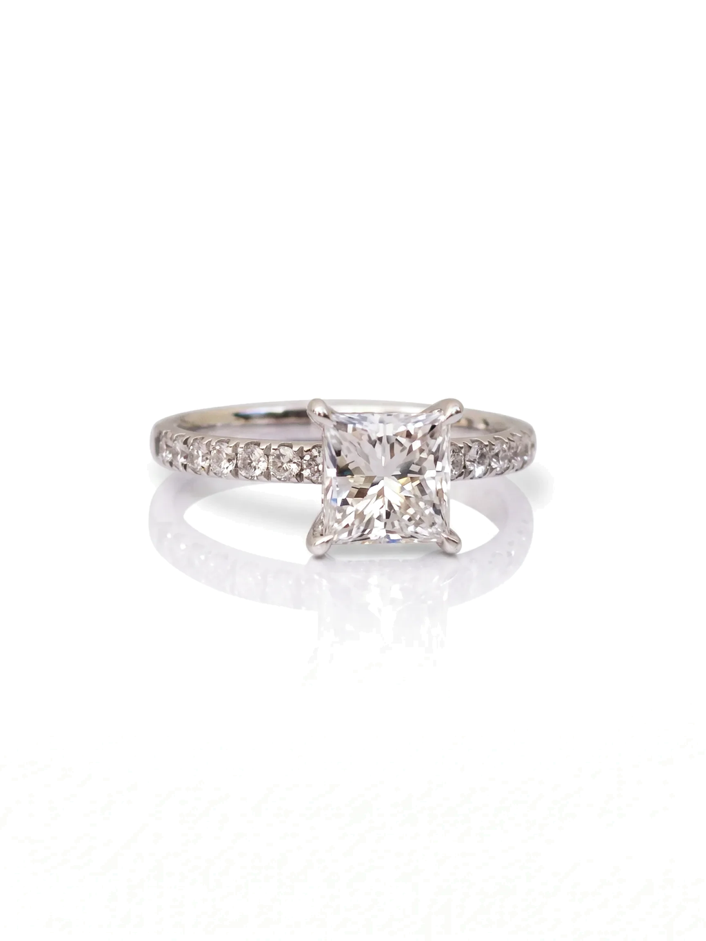 Anel de noivado solitário diamante princesa cultivado — fundo branco