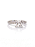 Anel de noivado solitário diamante princesa cultivado — fundo branco