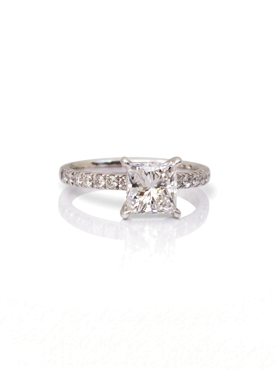Anel de noivado solitário diamante princesa cultivado — fundo branco