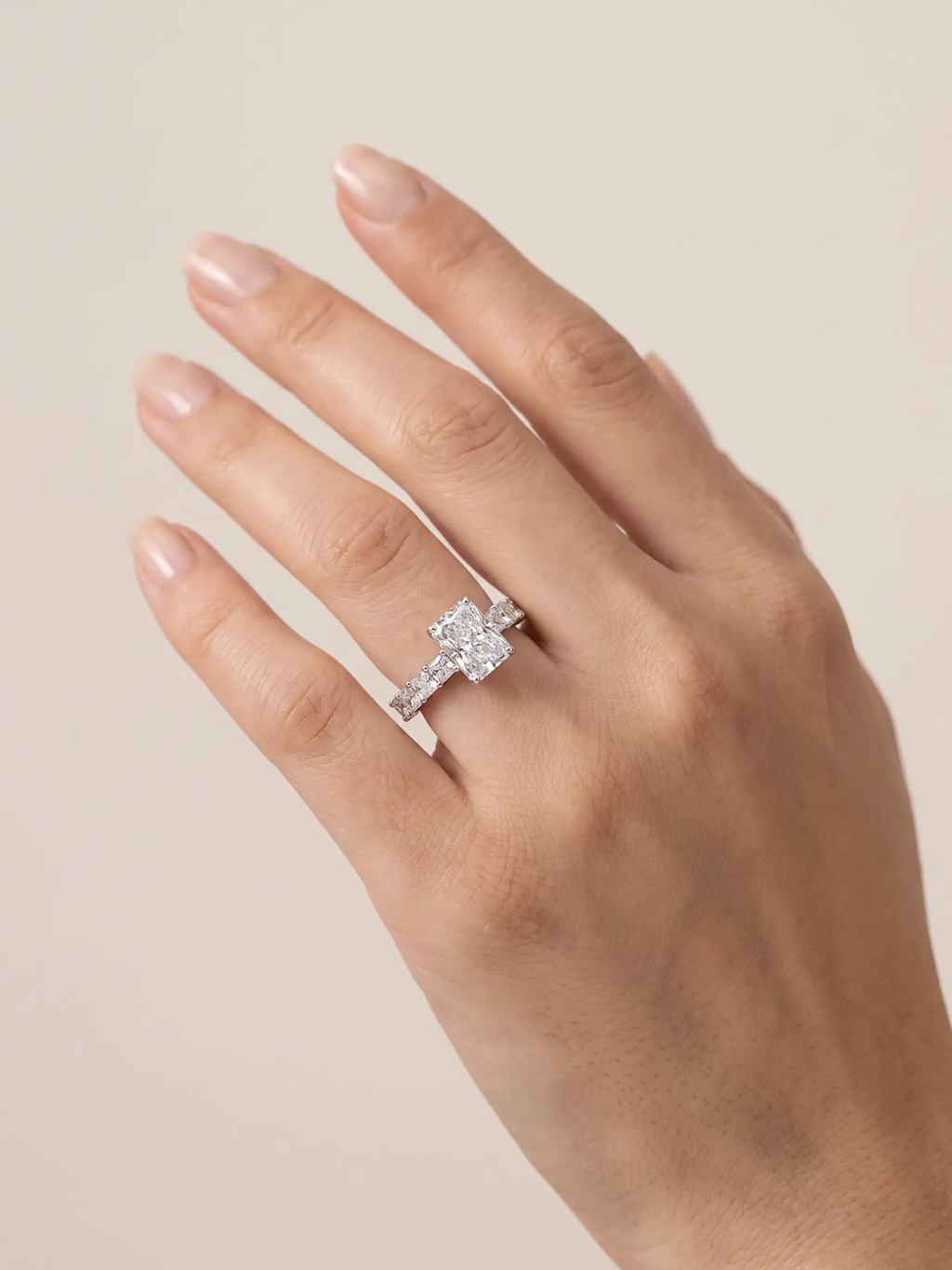 Anel de noivado diamante radiante aro cravejado cultivado na mão