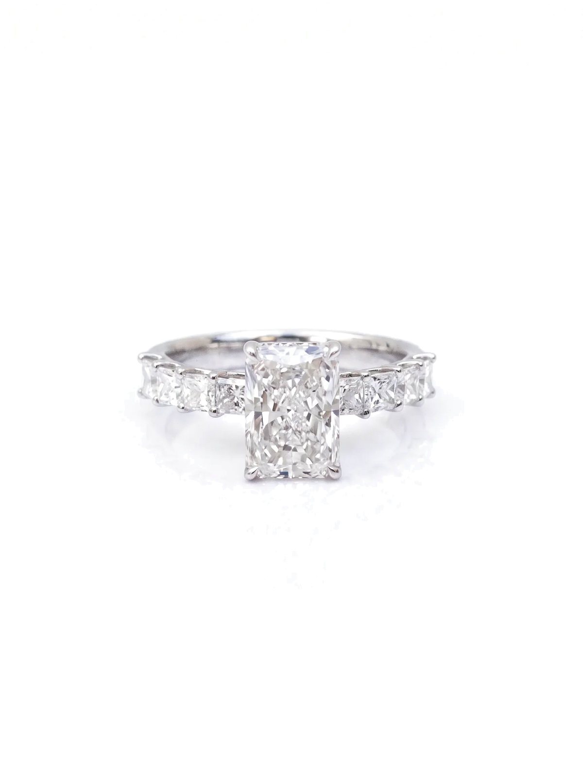 Anel de noivado diamante radiante aro cravejado cultivado — fundo branco