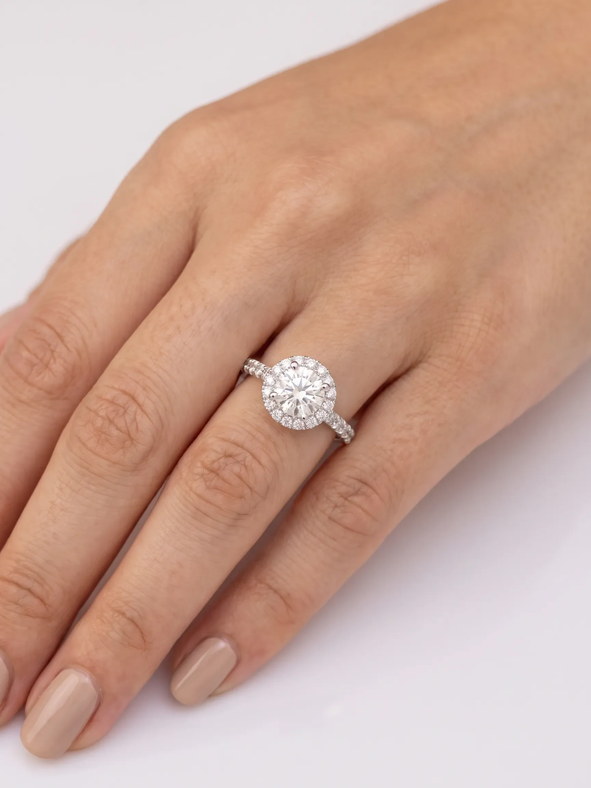Anel de noivado diamante redondo halo cultivado na mão