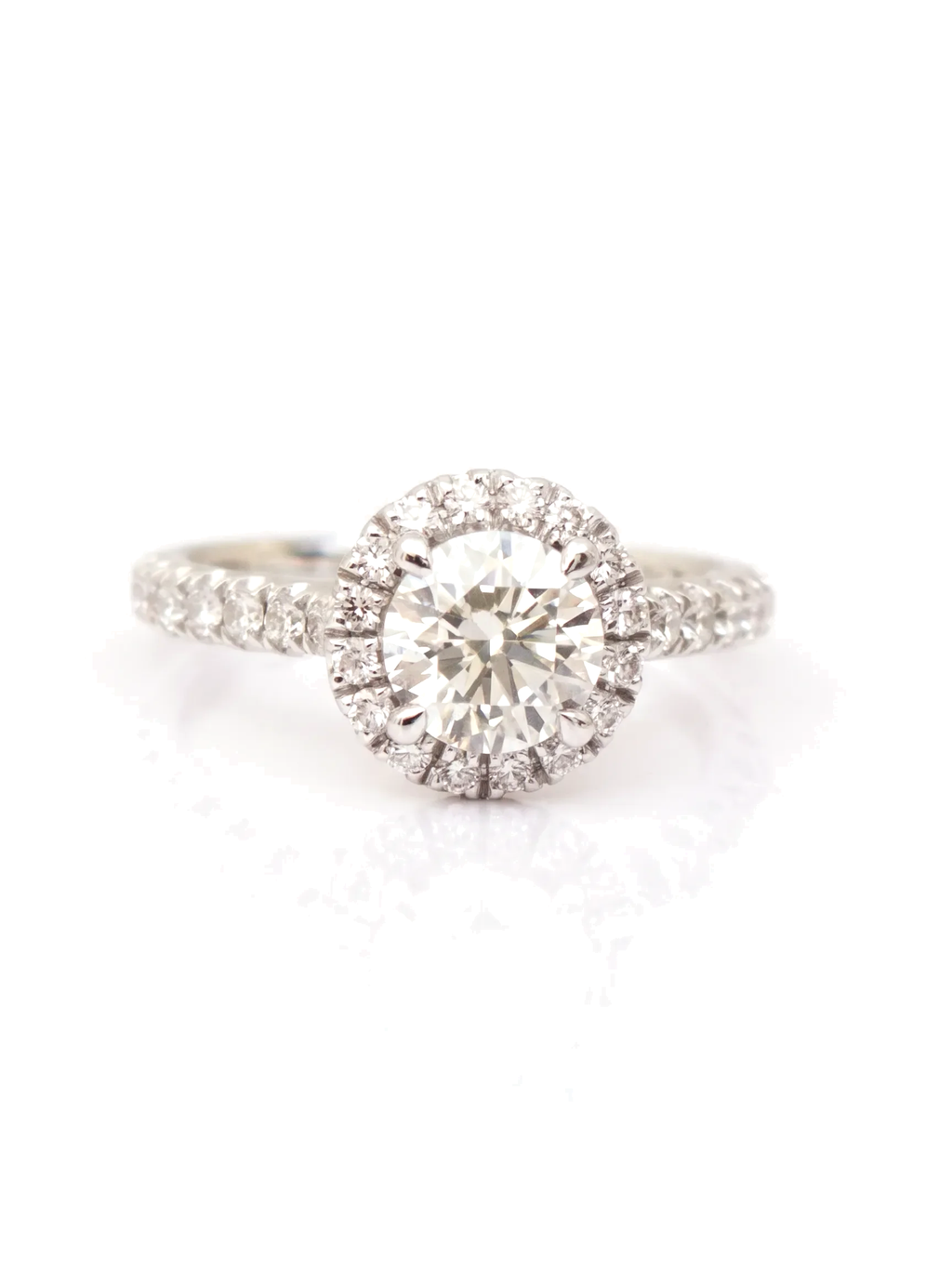 Anel de noivado diamante redondo halo cultivado — fundo branco