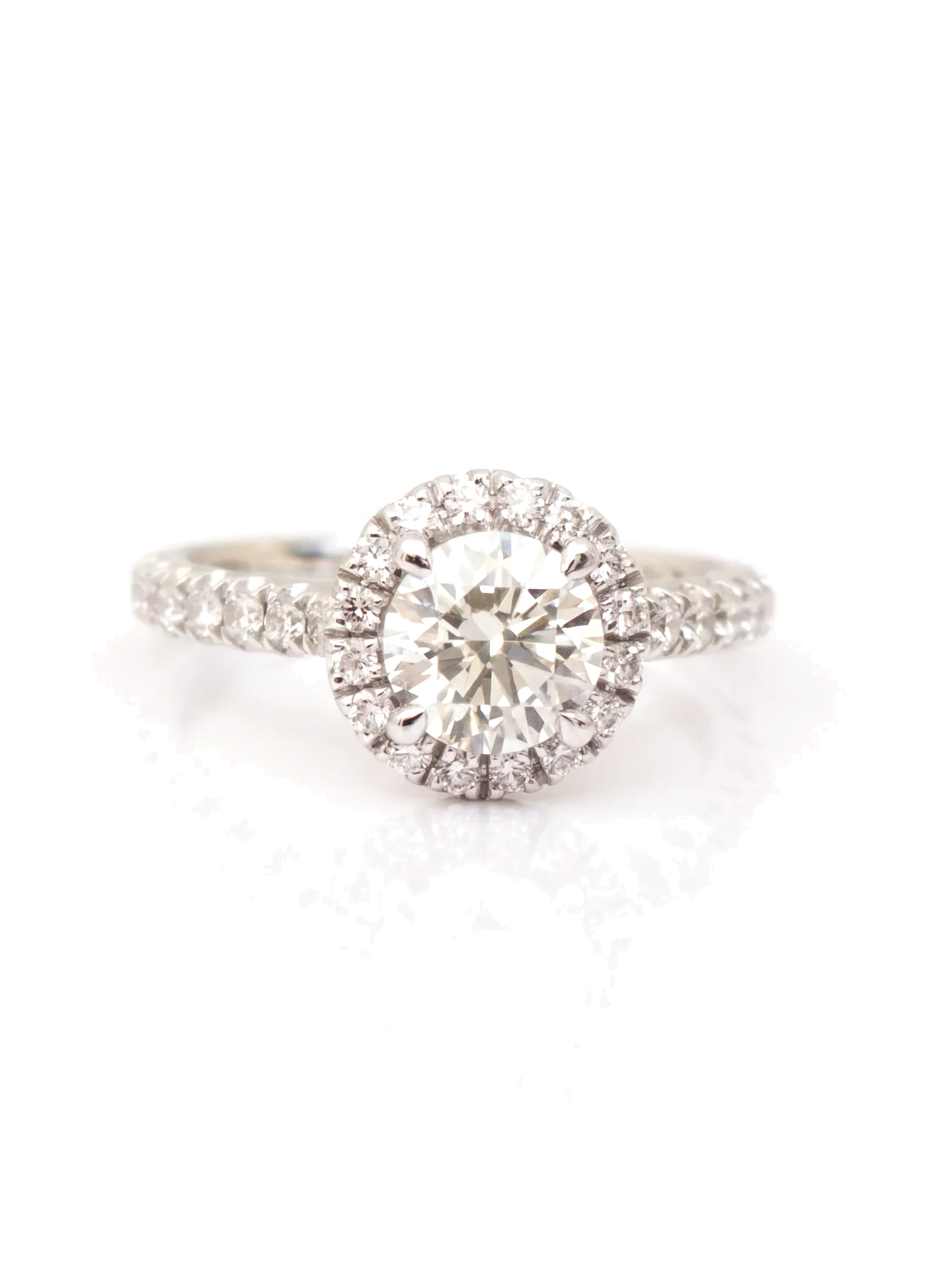 Anel de noivado diamante redondo halo cultivado — fundo branco