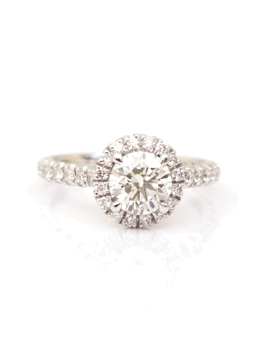 Anel de noivado diamante redondo halo cultivado — fundo branco